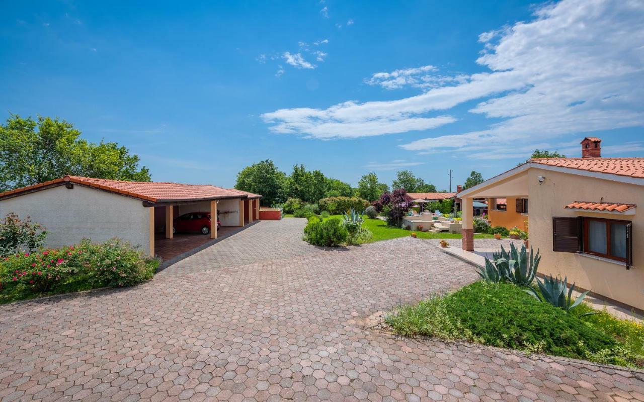 Hacienda Rosemary Villa Muntić Exteriör bild